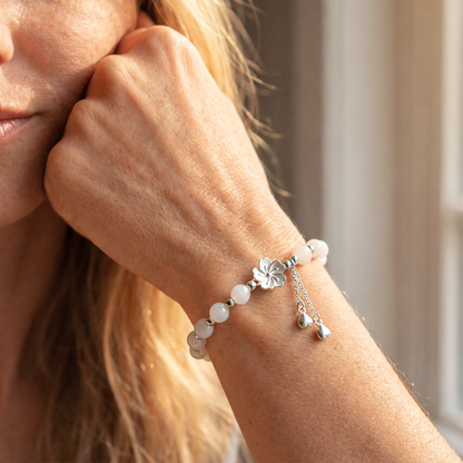 𝐅𝐢𝐯𝐞-𝐋𝐞𝐚𝐟 𝐋𝐮𝐜𝐤𝐲 𝐅𝐥𝐨𝐰𝐞𝐫 𝐖𝐡𝐢𝐭𝐞 𝐂𝐫𝐲𝐬𝐭𝐚𝐥 𝐍𝐞𝐜𝐤𝐥𝐚𝐜𝐞🌿🌸𝐖𝐨𝐦𝐞𝐧’𝐬 𝐍𝐚𝐭𝐮𝐫𝐚𝐥 𝐇𝐞𝐚𝐥𝐢𝐧𝐠 𝐂𝐫𝐲𝐬𝐭𝐚𝐥 𝐁𝐫𝐚𝐜𝐞𝐥𝐞𝐭 ✅𝘁𝗿𝗶𝗽𝗹𝗲 𝗽𝗿𝗼𝘁𝗲𝗰𝘁𝗶𝗼𝗻 𝘁𝗼 𝗲𝗮𝘀𝗲 𝗮𝗻𝘅𝗶𝗲𝘁𝘆, 𝗶𝗻𝘃𝗶𝘁𝗲 𝗻𝗲𝘄 𝗯𝗲𝗴𝗶𝗻𝗻𝗶𝗻𝗴𝘀 𝗮𝗻𝗱 𝗴𝗼𝗼𝗱 𝗳𝗼𝗿𝘁𝘂𝗻𝗲, 𝗮𝗻𝗱 𝗲𝗻𝗵𝗮𝗻𝗰𝗲 𝗲𝗺𝗽𝗮𝘁𝗵𝘆. 𝗔 𝘁𝗵𝗼𝘂𝗴𝗵𝘁𝗳𝘂𝗹 𝗴𝗶𝗳𝘁 𝗳𝗼𝗿 𝗳𝗿𝗶𝗲𝗻𝗱𝘀, 𝗱𝗮𝘂𝗴𝗵𝘁𝗲𝗿𝘀, 𝗮𝗻𝗱 𝗺𝗼𝘁𝗵𝗲𝗿𝘀